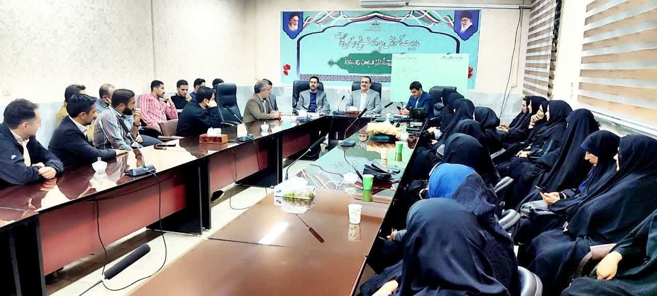 معلم، معمار دانایی و محور توسعه انسانی است 