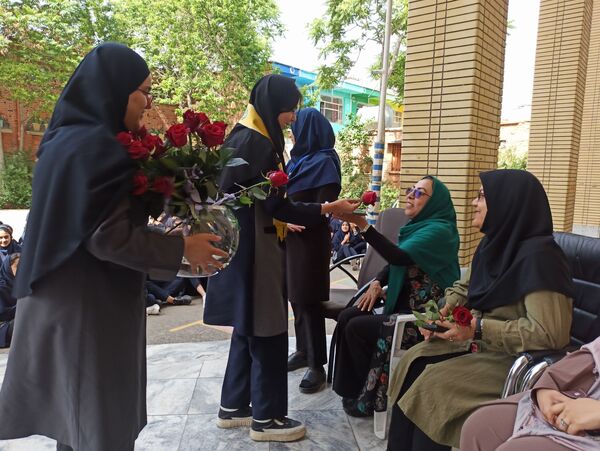 تجلیل از معلم و دختر ایرانی در بهار کرامت 