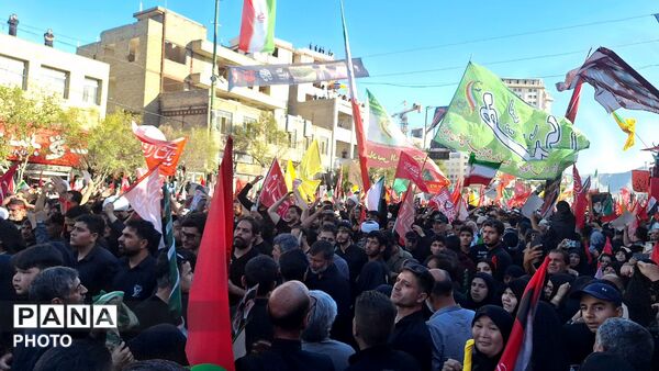 مشهد، در آغوشِ حرم، با رهبر شهید وداع کرد