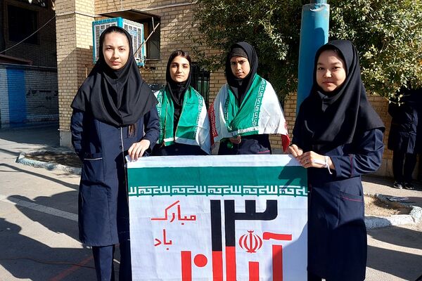 آیین نواختن زنگ استکبارستیزی در هنرستان اولیا کهریزک