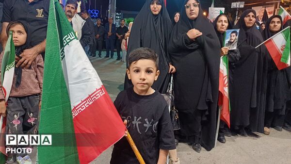شبِ همدلی و حضور پرشورکوهدشتی‌ها در میدان امام خمینی(ره)