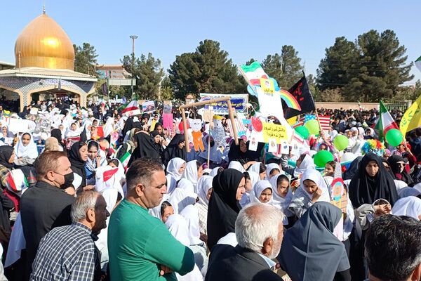 حضور پرشور دانش‌آموزان فشافویه در راهپیمایی ۱۳ آبان