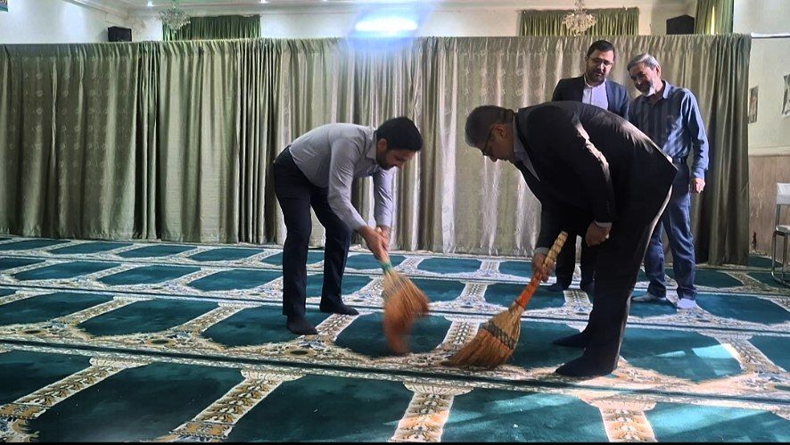 غبارروبی و آماده‌سازی نمازخانه اداره آموزش و پرورش تبادکان