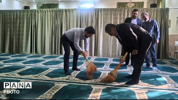 غبارروبی و آماده‌سازی نمازخانه اداره آموزش و پرورش تبادکان