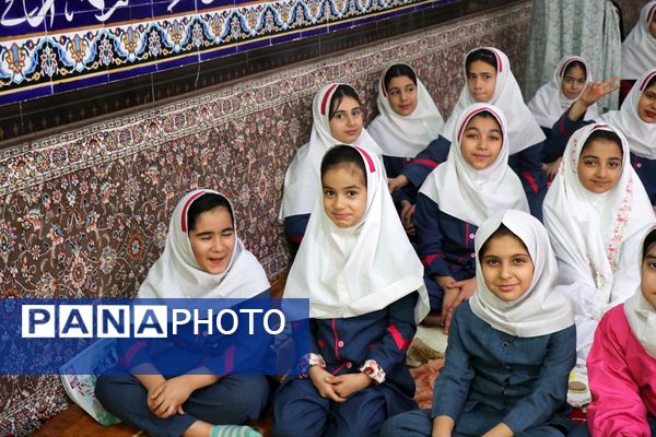 اقامه نماز در مدرسه شهیدان ایرلو قرچک