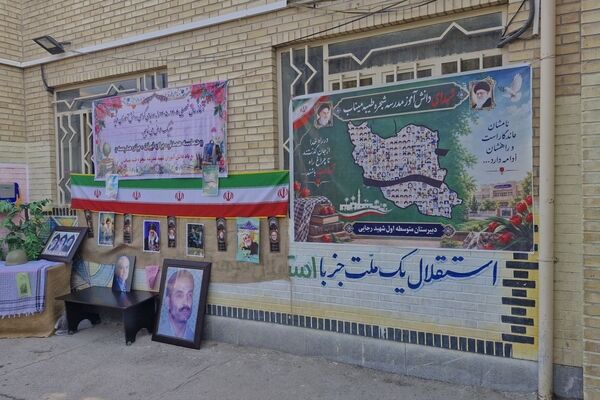 جشن شکوفه‌ها با حضور دانش‌آموزان پایه هفتم در مدرسه شهید رجایی یک بجنورد 