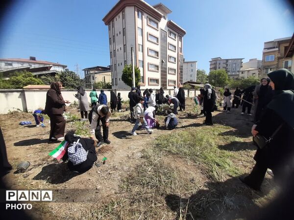 کاشت ۴۰ اصله نهال  به مناسبت چهلمین روز شهادت‌ قائد امت اسلامی ودانش آموزان میناب در تالش