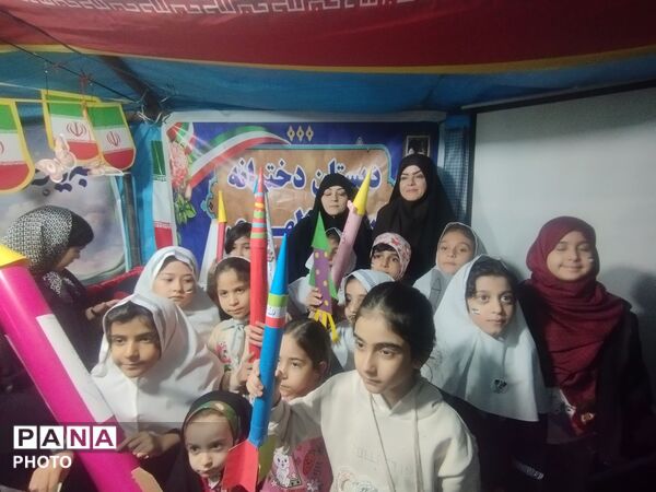 حضور بی‌نظیرفرهنگیان و دانش آموزان  و عموم مردم درمیدان امام خامنه ای 