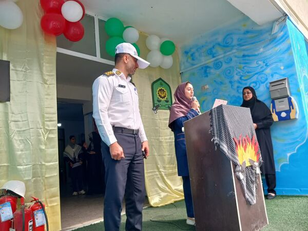 حضور نیروهای انتظامی در دبیرستان نجم قائمشهر