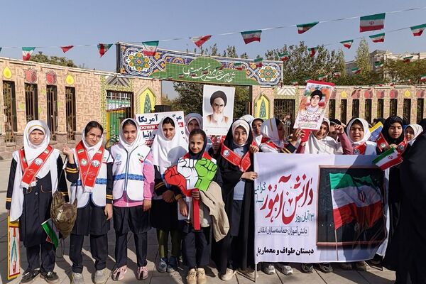 اجتماع عظیم دانش آموزان ناحیه دو شهرری به مناسبت یوم الله ۱۳ آبان در میدان نماز
