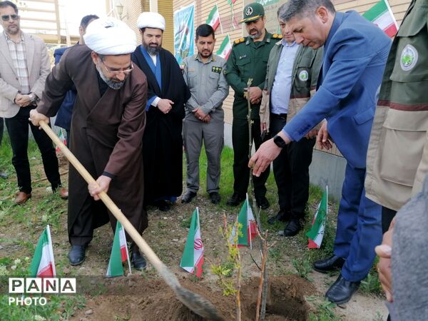 نهال کاری در فاروج به یاد دانش‌آموزان میناب 