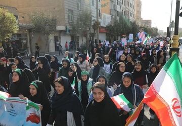 حماسه حضور دانش‌آموزان و فرهنگیان منطقه کهریزک در راهپیمایی ۱۳آبان