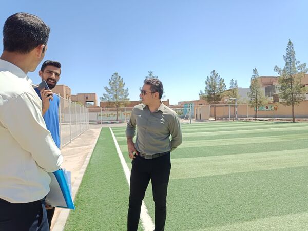 بازدید مسئولین اداره کل آموزش پرورش از وضعیت چمن دبستان شهید پسندیده فدافن