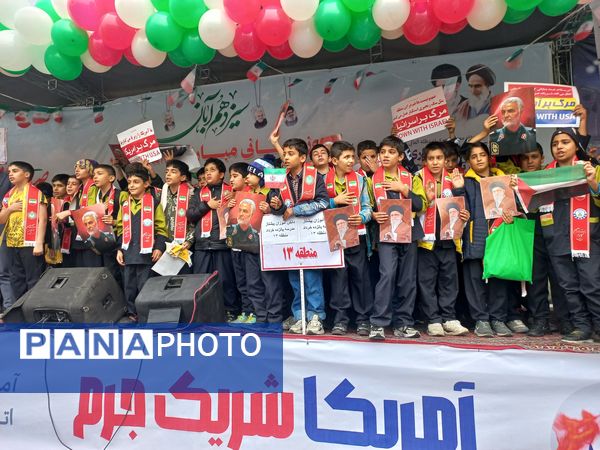 حضور مدیر آموزش و پرورش منطقه ۱۳ در راهپیمایی روز دانش‌آموز 