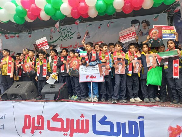 حضور مدیر آموزش و پرورش منطقه ۱۳ در راهپیمایی روز دانش‌آموز 