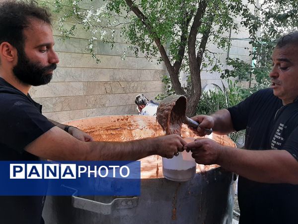 توزیع ۲۰ دیگ شله به عنوان نذر توسط خادم حرم مطهر رضوی و خیر بزرگ شهر مشهد مقدس