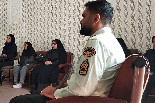 آشنایی با نیروی انتظامی گامی به سوی ارتقاء امنیت در مدرسه زکیه صباشهر
