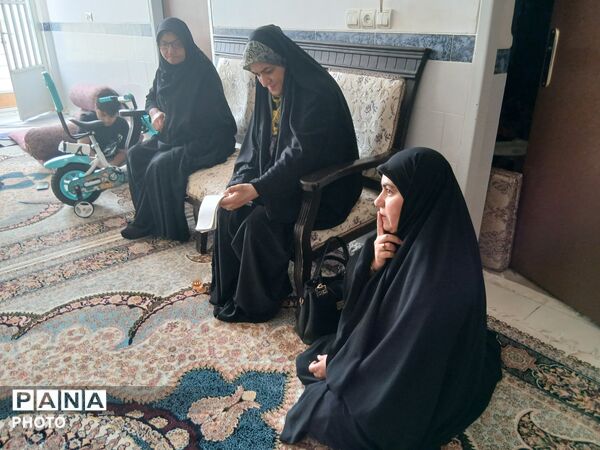 دیدار رئیس سازمان دانش آموزی یزد با خانواده شهید «محمدرضا آروز»