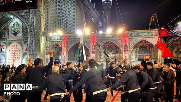 اجرای آیین سنتی علم زنی شهرستان کاشمر در حرم مطهر رضوی