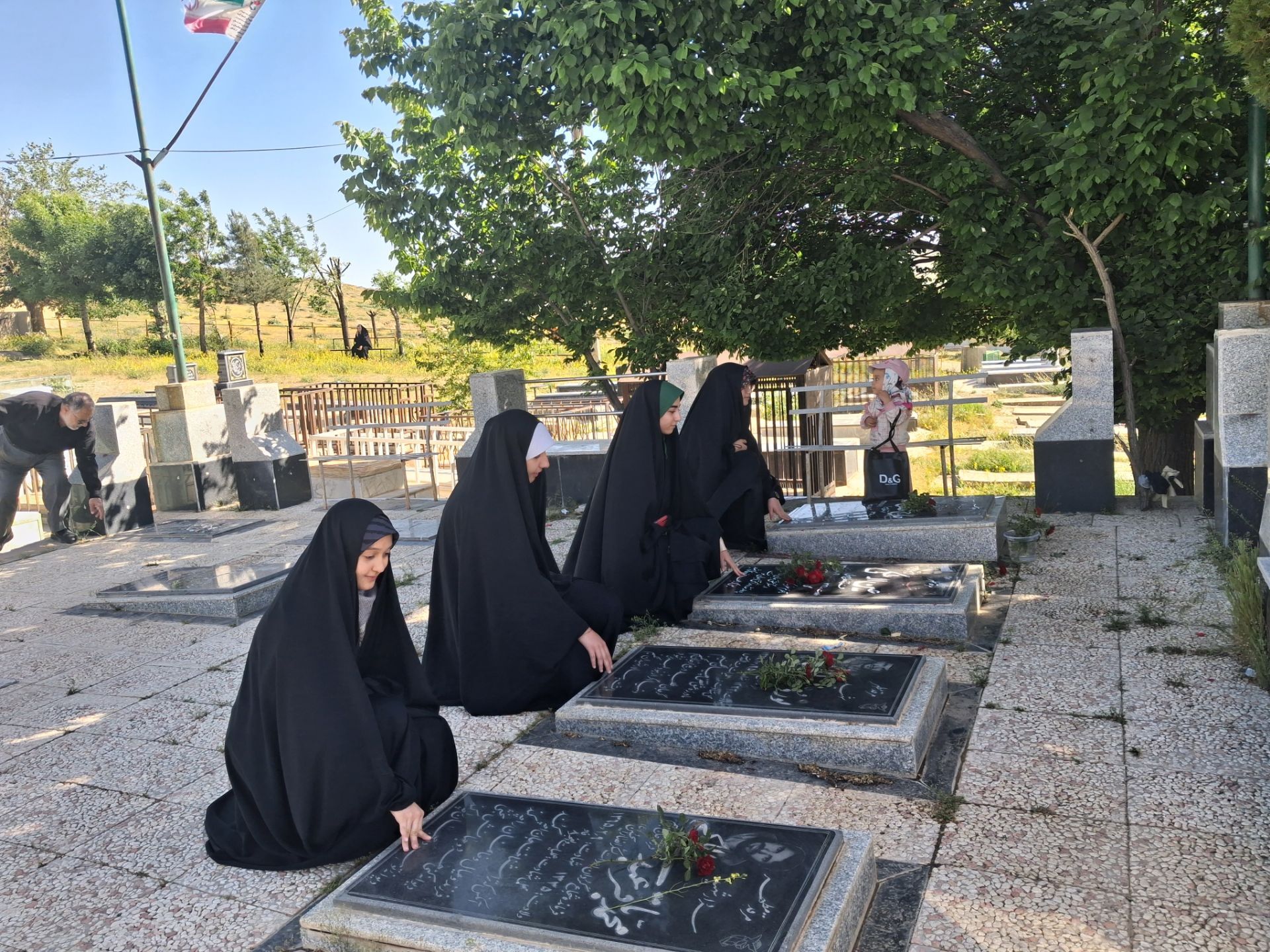 حضور نوجوانان و جوانان در کنار مزار شهدا، نشانه پیوند عمیق نسل امروز با آرمان‌های انقلاب است