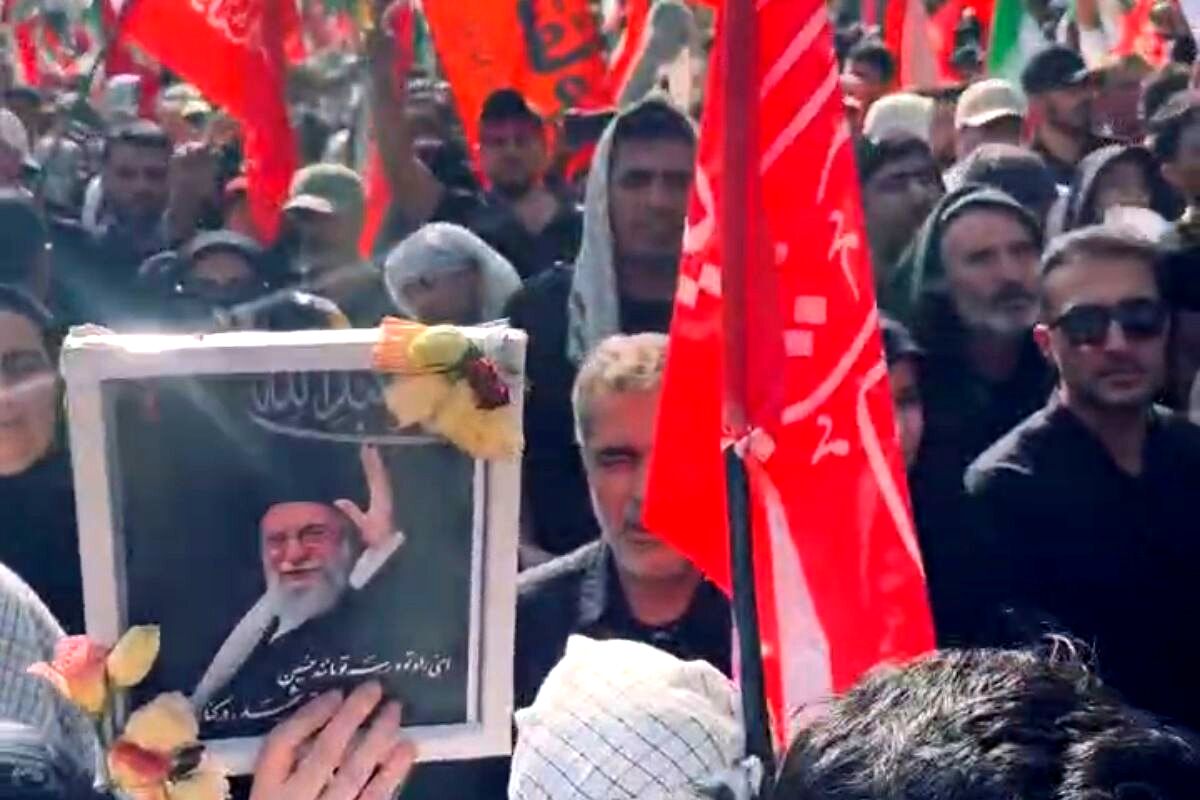 وداعی تاریخی در پایتخت ،پیکر رهبر انقلاب بر دوش ملت ایران