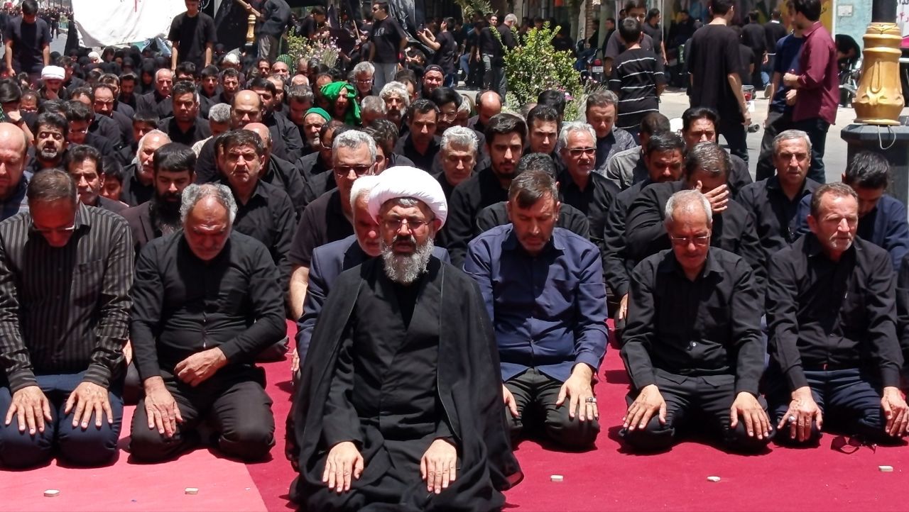 اقامه نماز ظهر عاشورا در کاشمر