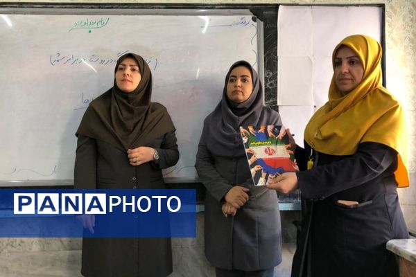 گرامیداشت دانش‌آموزان جنگ ۱۲ روزه با اهدای کتاب «از ایرانمان دفاع می‌کنیم»