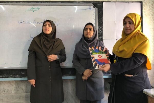 گرامیداشت دانش‌آموزان جنگ ۱۲ روزه با اهدای کتاب «از ایرانمان دفاع می‌کنیم»