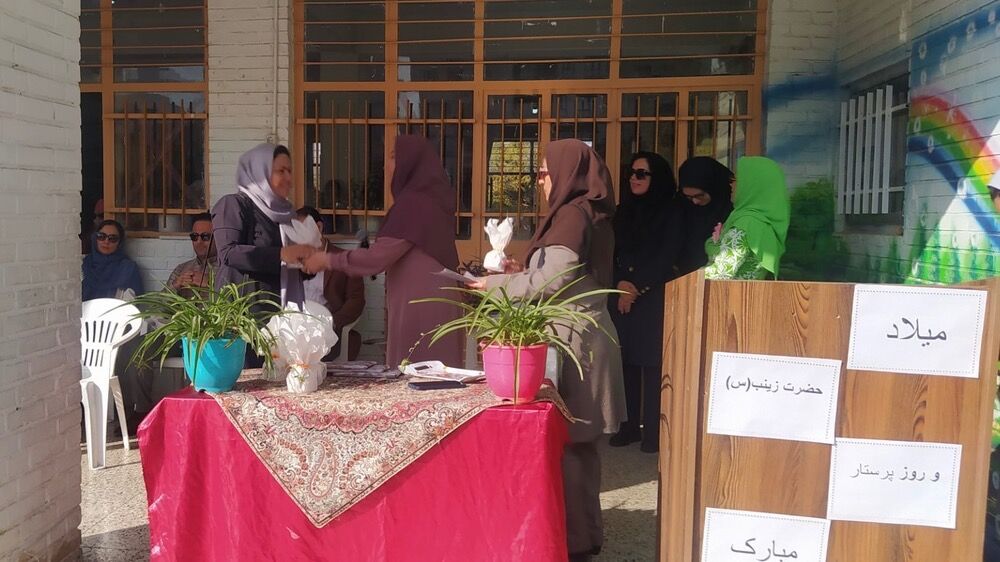 جشن میلاد حضرت زینب (س) و روز پرستار در دبستان پنجم مهر