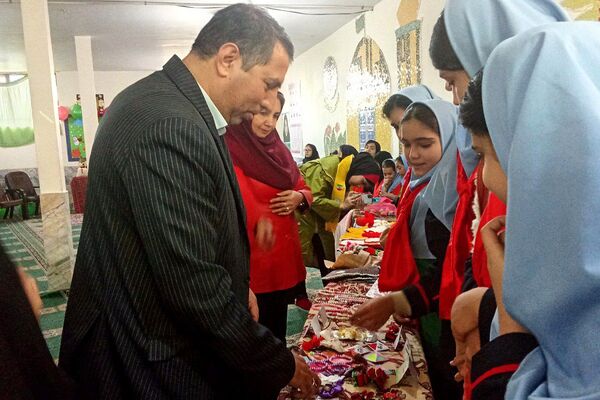 از سنت تا خلاقیت، برگزاری نمایشگاه صنایع دستی یلدا در دبیرستان توحید یک