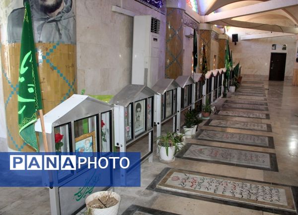 تجدید میثاق مدیر سازمان دانش آموزی استان بوشهر با شهدا