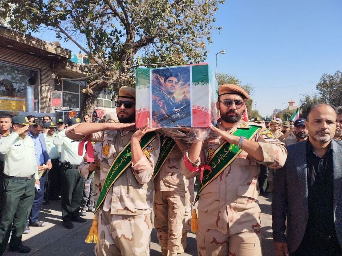 پیکر تکاور شهید فراجا در گلزار شهدای قم آرام گرفت