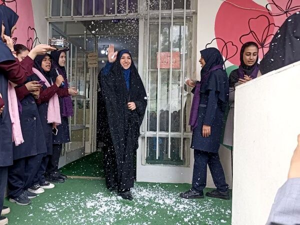 مراسم گرامیداشت مقام معلم دردبیرستان دخترانه امام حسین(ع) مشهد