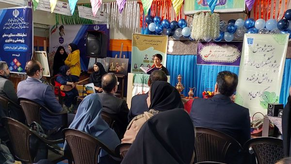 نمایشگاه هفته پژوهش در دبیرستان احمدی روشن شهرستان فردیس