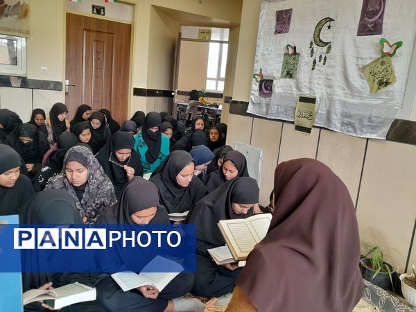  محفل انس با قرآن کریم در دبیرستان مادرمهربان