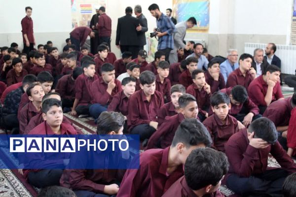 اقامه نماز جماعت در آموزشگاه متوسطه اول شاهد سمنان