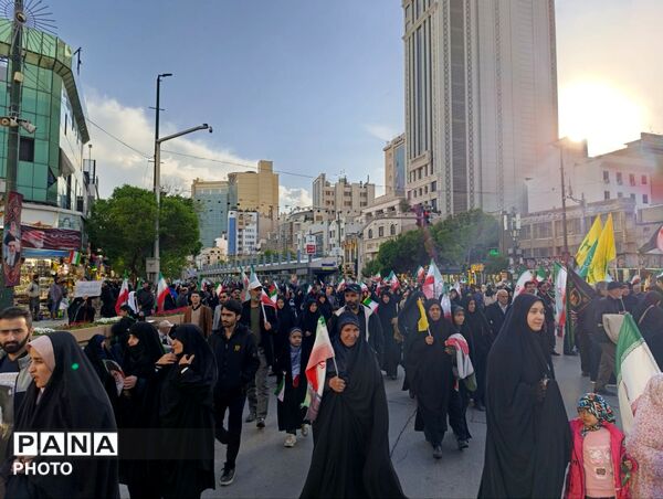 از کوچک تا بزرگ همه در چهلم رهبر شرکت کردند