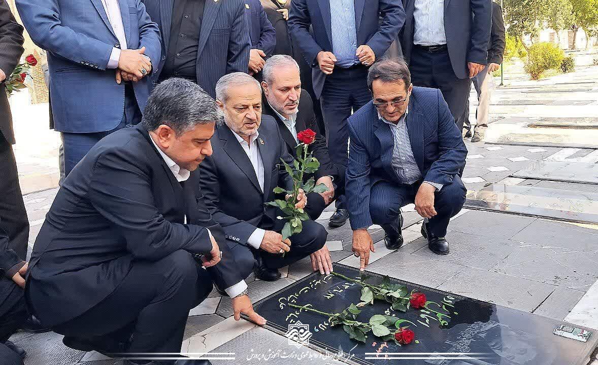 ادای احترام وزیر آموزش و پرورش به مقام شامخ شهدا