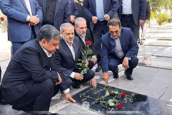 ادای احترام وزیر آموزش و پرورش به مقام شامخ شهدا