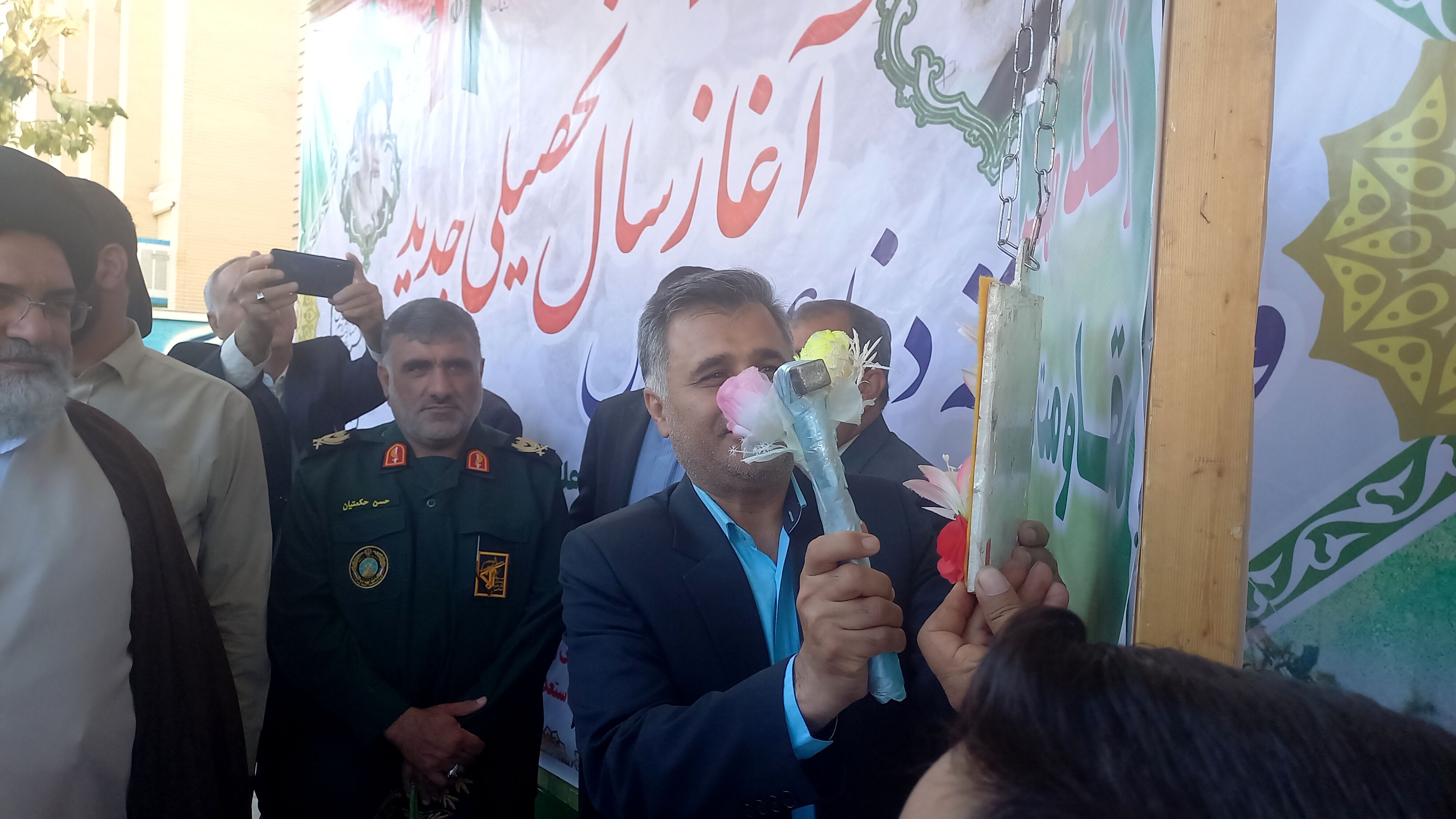 آموزش و پرورش یک نهاد تربیتی و علمی است که باید در راس همه دستگاه‌ها باشد