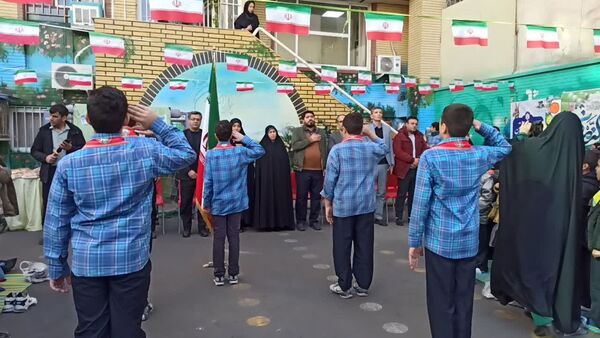 برافراشته شدن پرچم ایران در اداره آموزش و پرورش منطقه ۱۰
