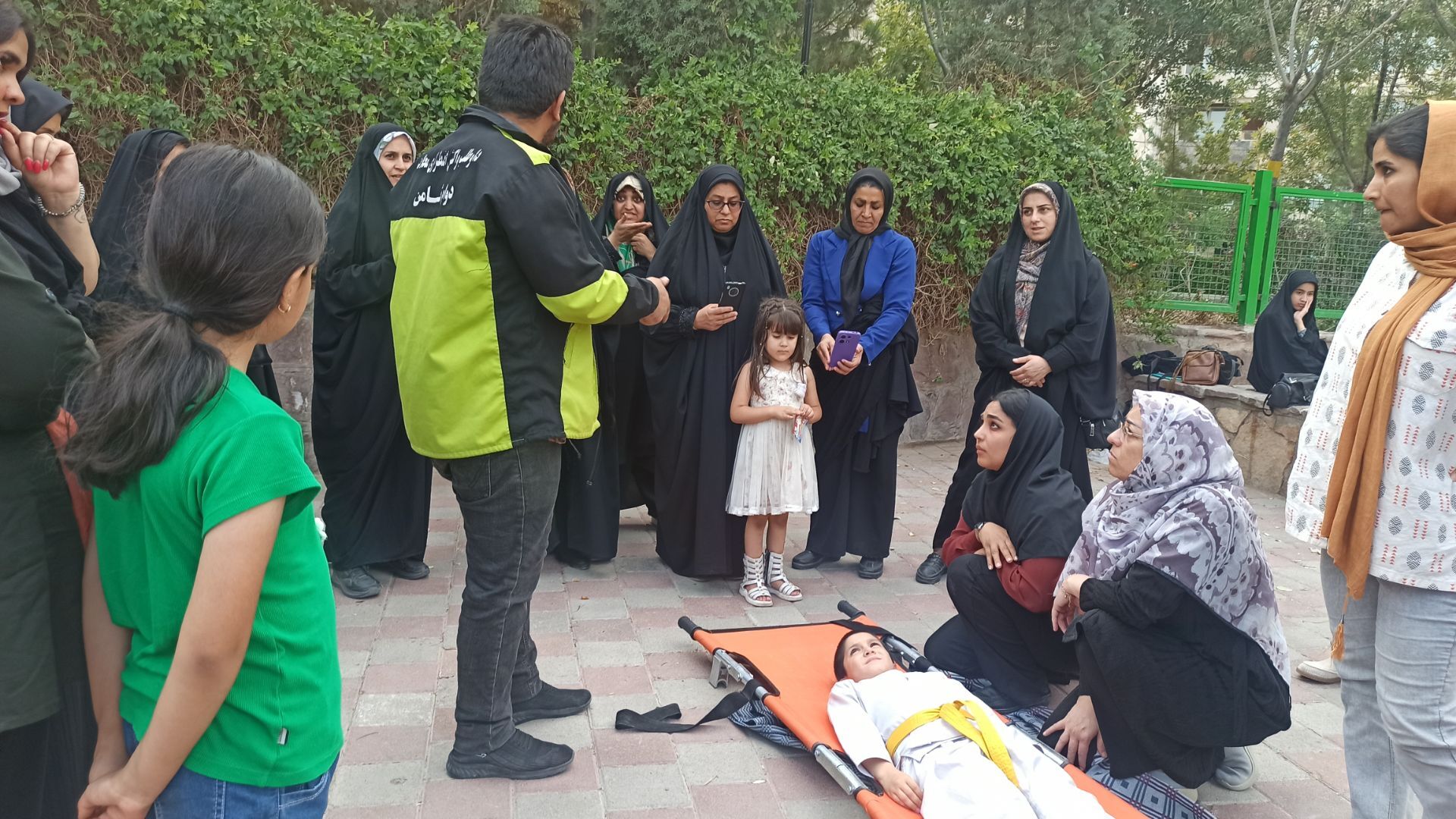 آموزش میدانی چادر زنی و حمل مصدوم برای شهروندان در پارک صادقیه مشهد  