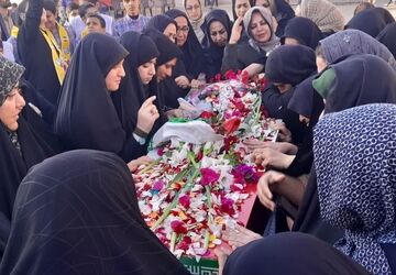 استقبال دانش آموزان مدرسه معارف از شهید گمنام