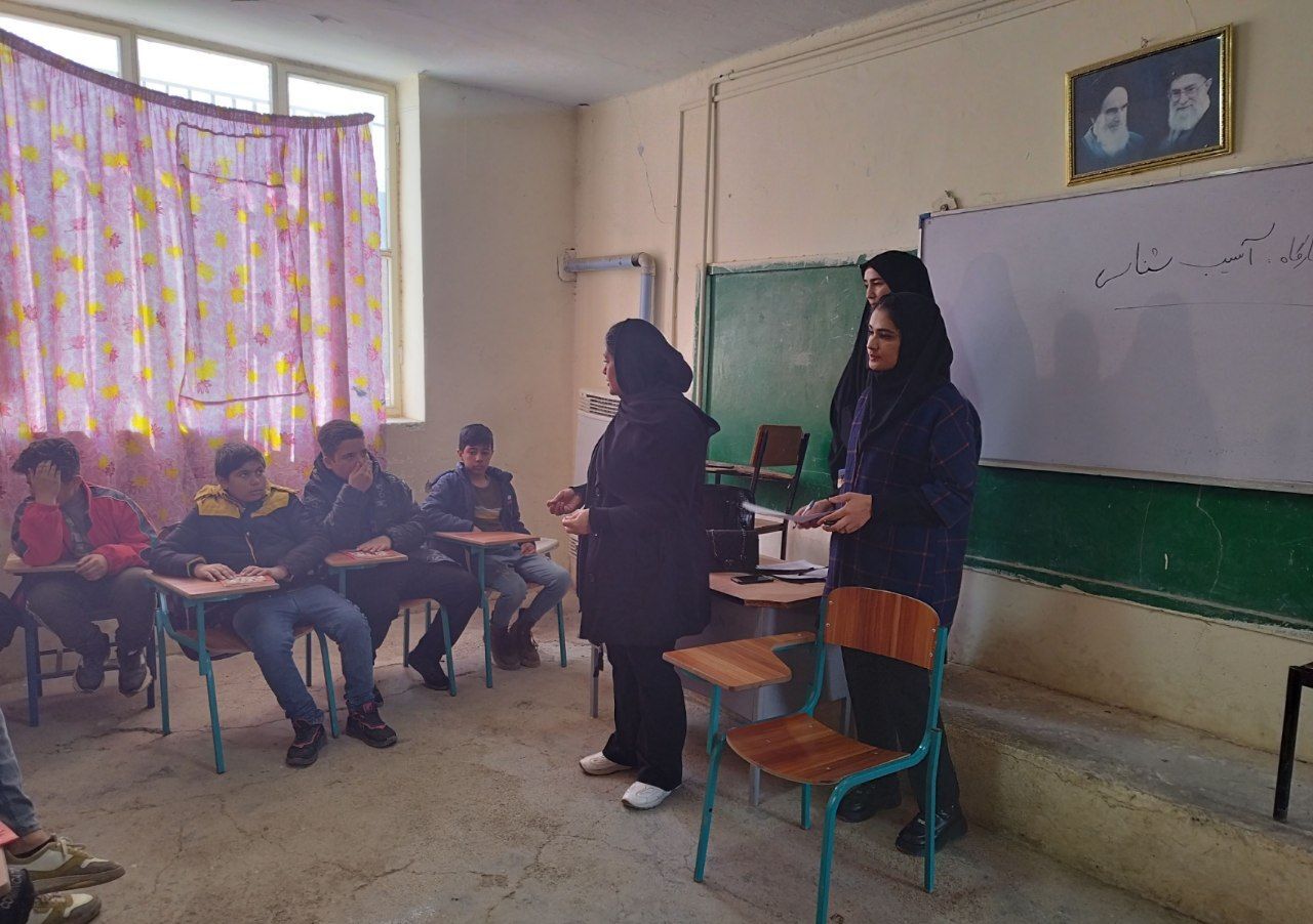 کارگاه آسیب‌شناسی موارد خاص در دبیرستان شهید مصطفی خمینی شیروان