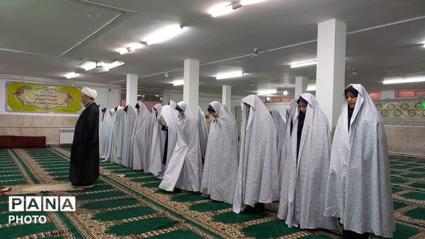 اولین نماز جماعت در مدرسه شاهد قدسیان نیشابور 