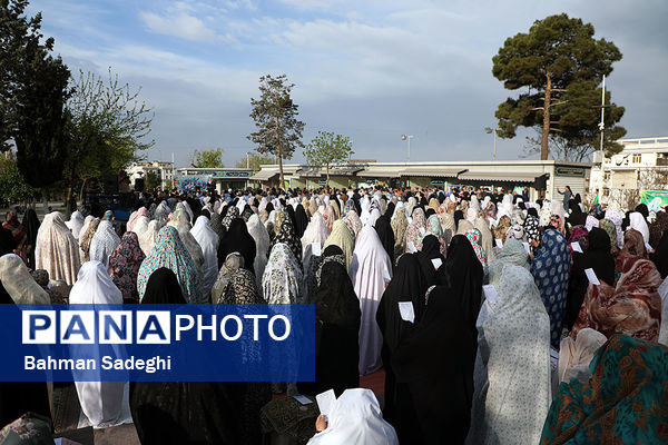 اقامه نماز عید سعید فطر- امامزاده پنج تن(ع) لویزان
