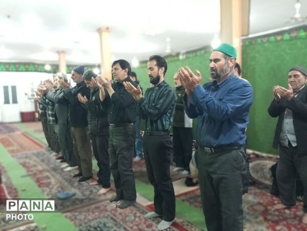 اقامه نماز جماعت همراه با افطاری در مسجد ابوالفضلی نیشابور 