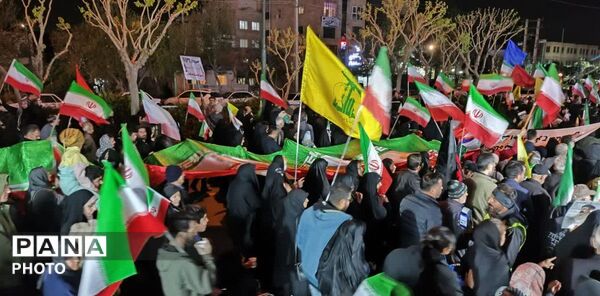 ایستگاه صلواتی سیار مردم در چهل و چهارمین شب از قیام مردم کرج 