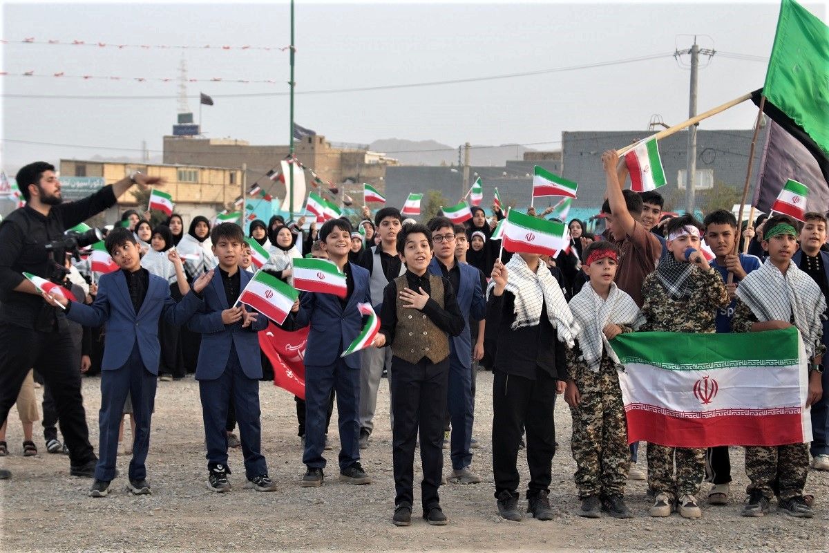 همخوانی گروه‌های دانش آموزی قم در اجرای سرود «ایران بخوان»