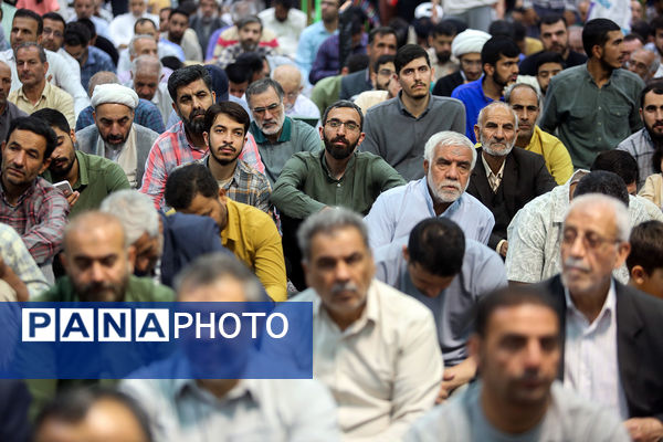 گل آرایی ضریح مطهر حضرت معصومه(س) به مناسبت روز دختر